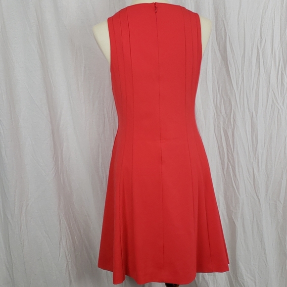 Banana Republic | Sleeveless with Bateau Neckline - Picture 4 of 8